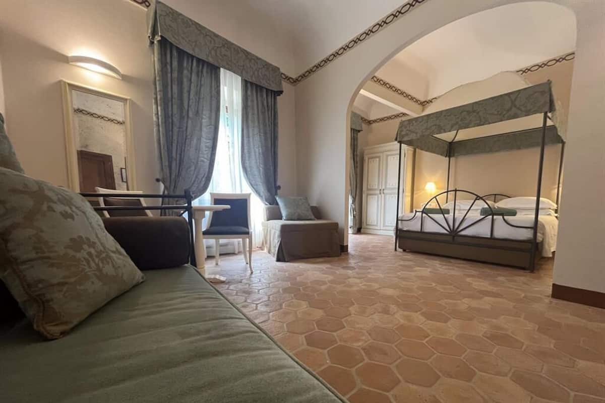 Suite – junior | Sengetøy av topp kvalitet, minibar, safe på rommet og skrivebord