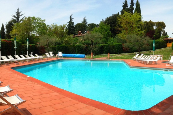 Piscine extérieure (ouverte en saison), parasols de plage