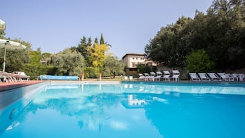 Piscina stagionale all'aperto, ombrelloni da piscina, lettini