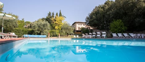 Una piscina al aire libre de temporada (de 07:00 a 20:30), sombrillas