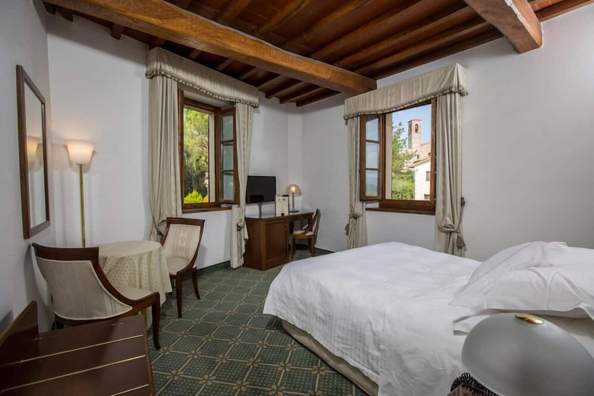 1 bedroom, premium bedding, minibar, in-room safe