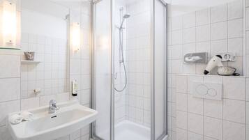 Combined shower/tub, hair dryer, towels