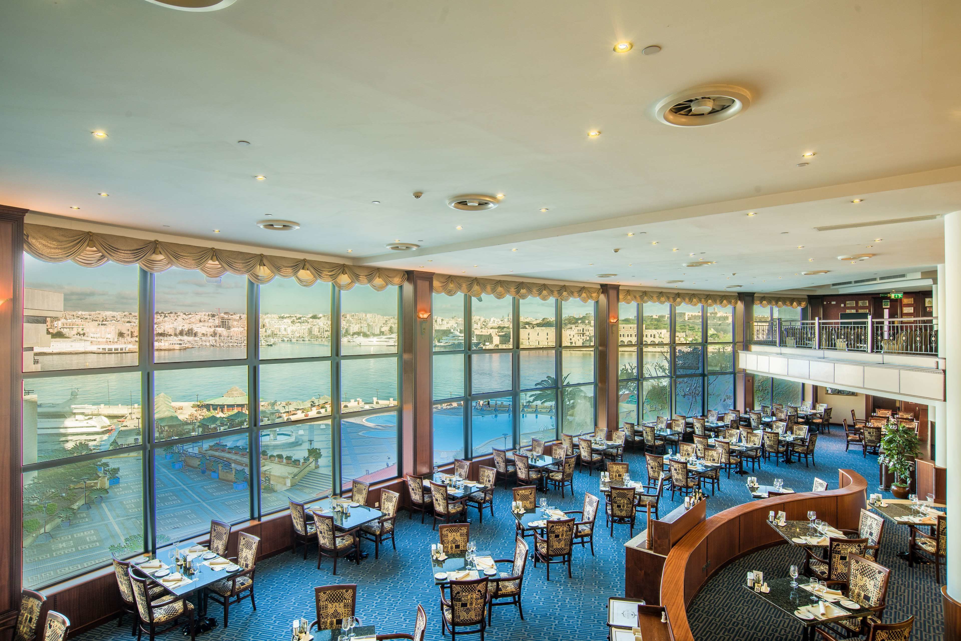 2 restaurants, breakfast served