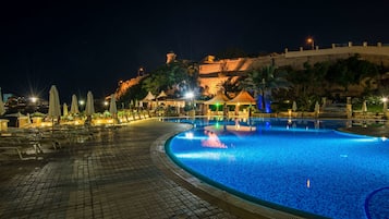 Piscine couverte, piscine extérieure, parasols de plage, chaises longues