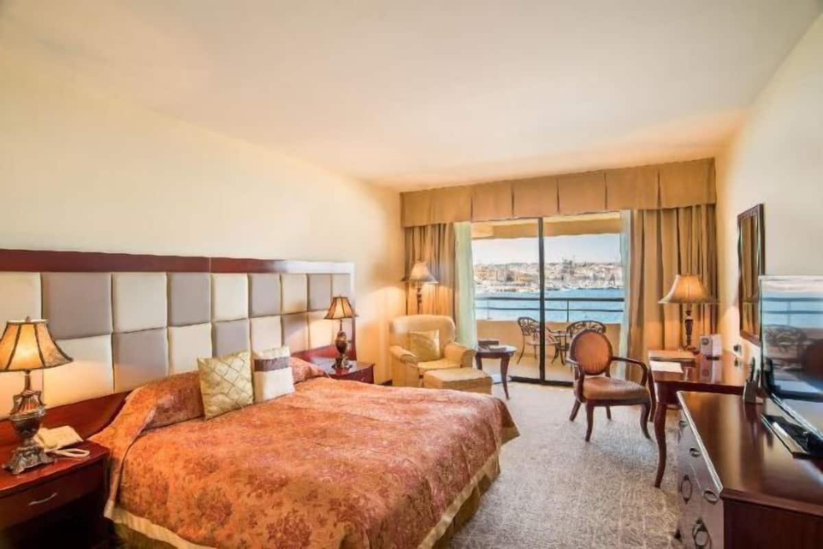 Hypo-allergenic bedding, minibar, in-room safe, individually decorated