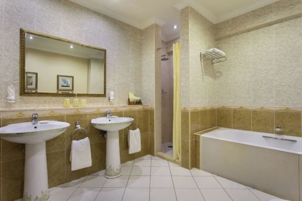 Baño | Tina con regadera, amenidades de baño gratuitas, secadora de cabello