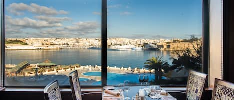 2 restaurants, breakfast served