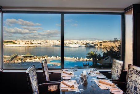 2 restaurantes, se sirve desayuno . Grand Hotel Excelsior