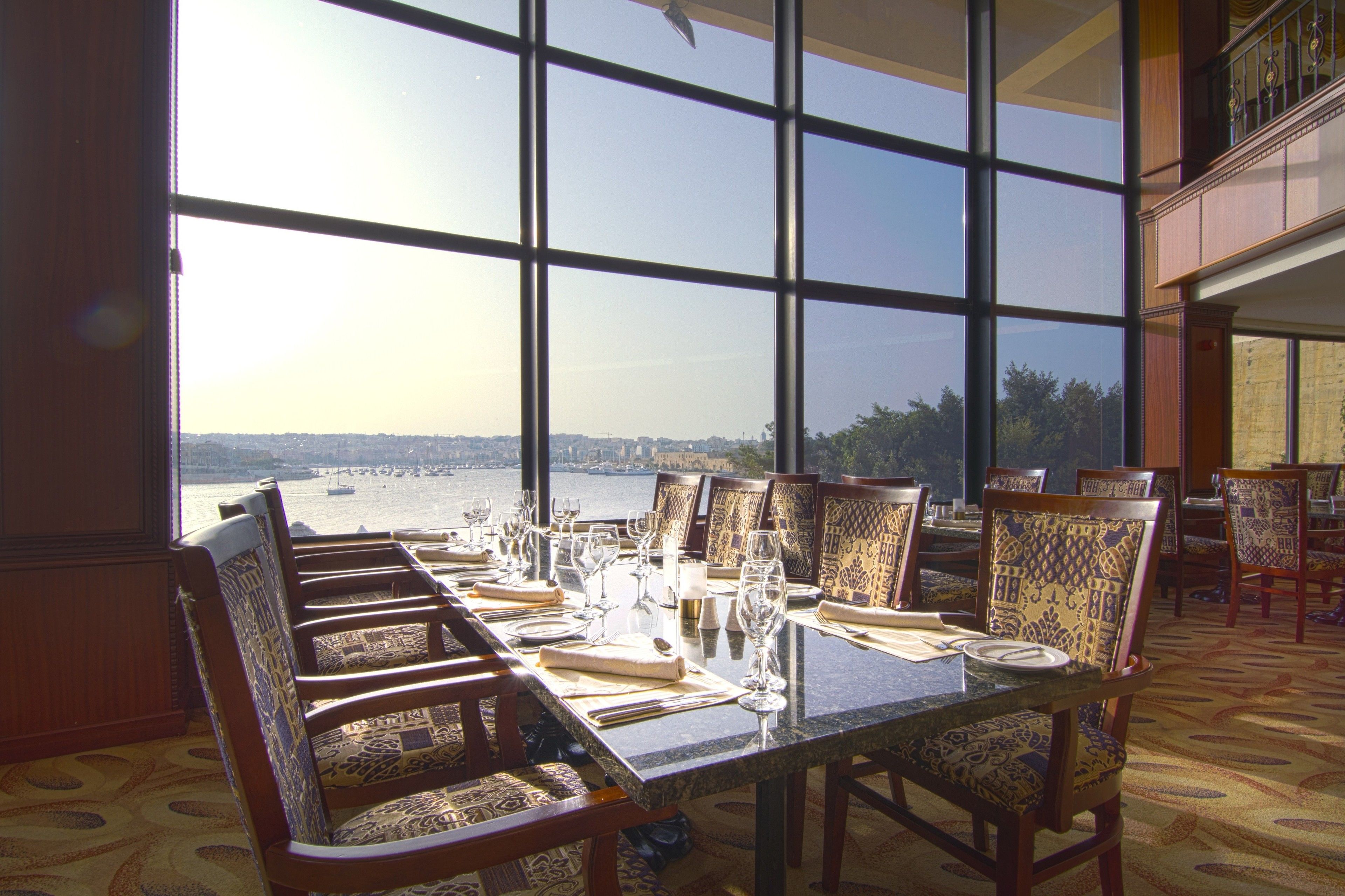 2 restaurants, breakfast served