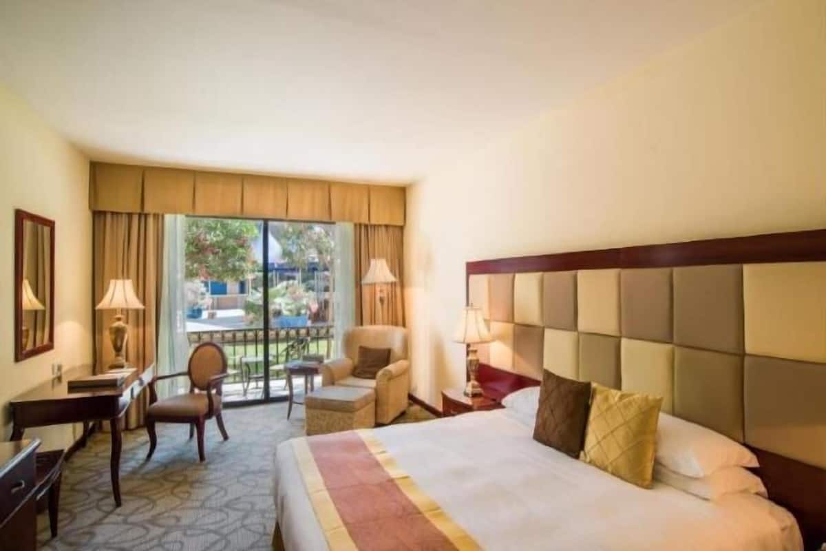 Hypo-allergenic bedding, minibar, in-room safe, individually decorated