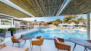 室內泳池、2 個室外泳池；09:00 至 21:00 開放；泳池傘、躺椅