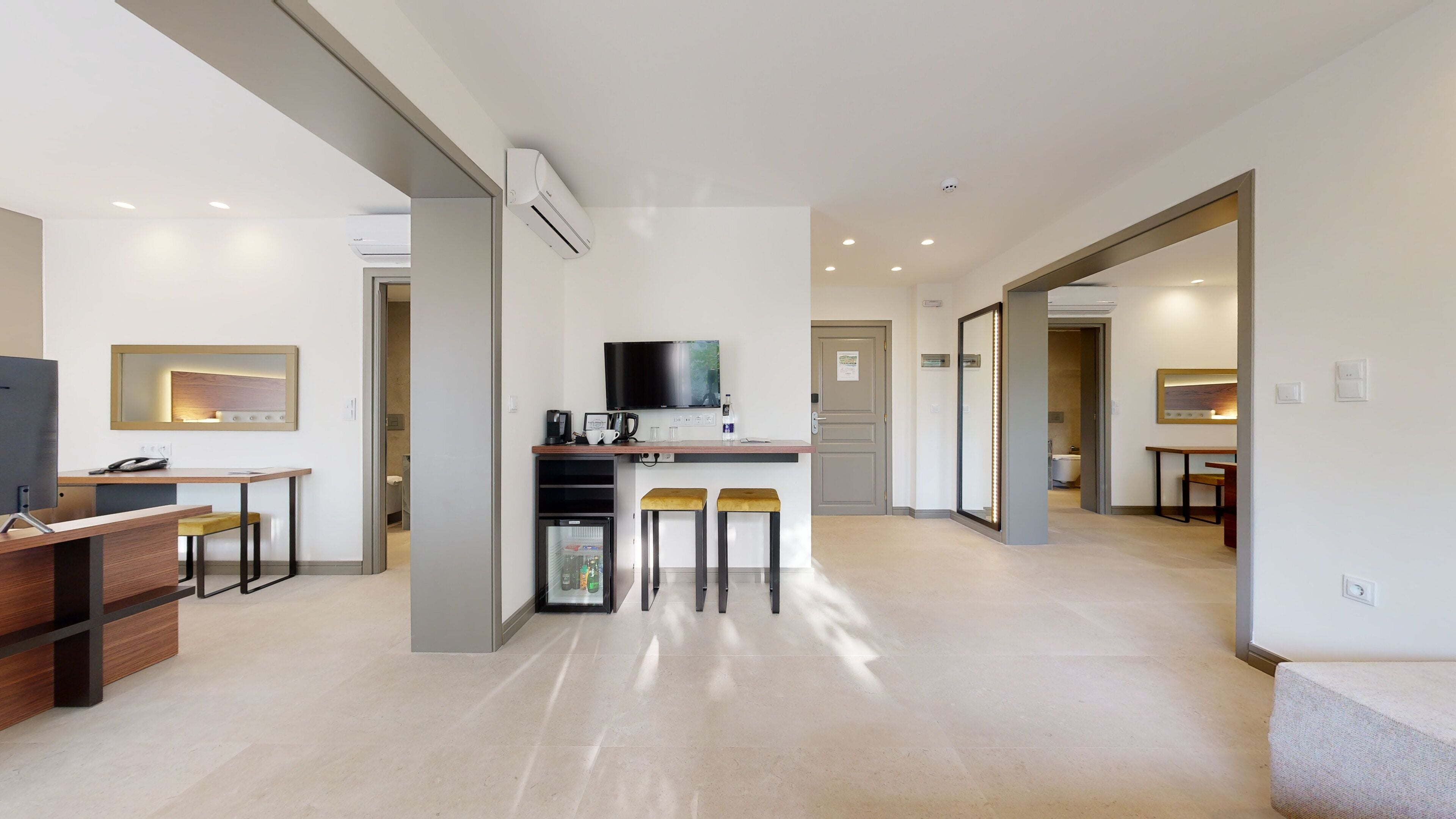 executive suite | minibar, in-room safe, desk, blackout curtains