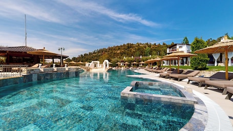 Frigobar, cofres nos quartos, cortinas blackout, Wi-Fi de cortesia. Acrotel Athena Pallas & Residence