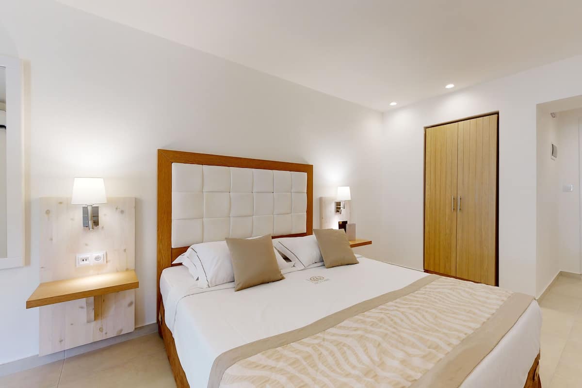 Family Suite | Minibar, in-room safe, desk, blackout drapes
