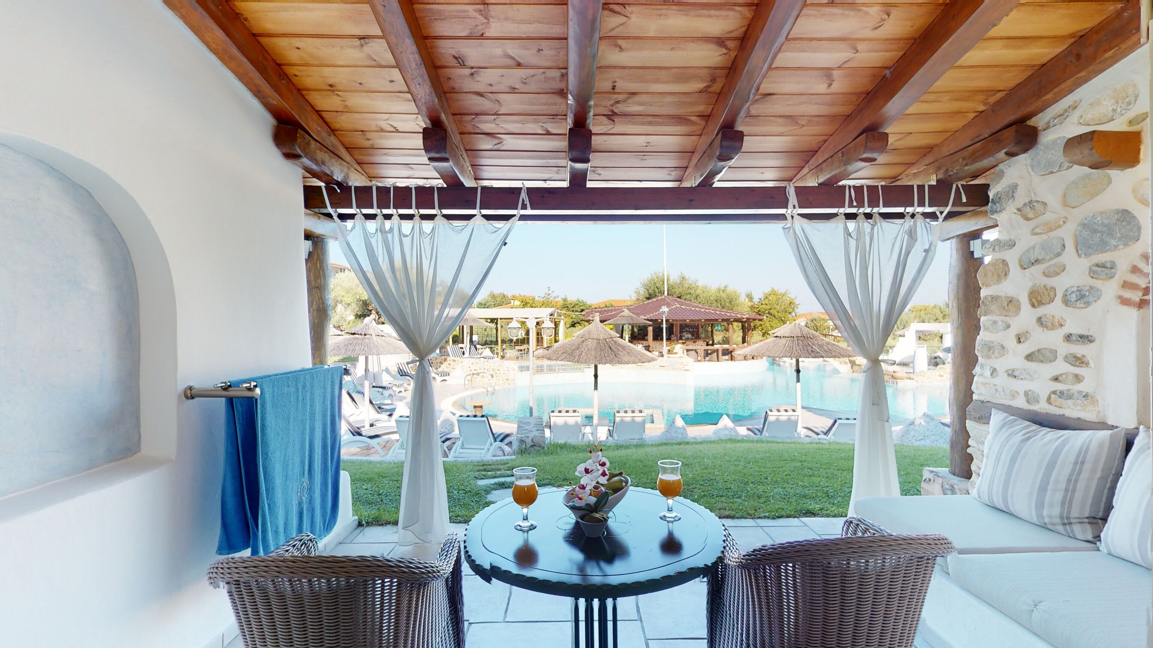 Maisonette Front Pool | ลานระเบียง/นอกชาน