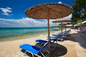 Private beach, white sand, sun loungers, beach umbrellas - Acrotel Athena Pallas & Residence (Sithonia)