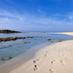 På stranden, solstolar, parasoller och strandhanddukar