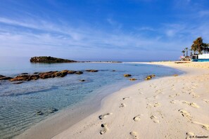 Am Strand, Liegestühle, Sonnenschirme, Strandtücher