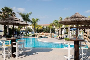 Piscina interna, piscina externa, guarda-sóis, espreguiçadeiras