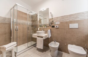 Bruser, brusehoved med spredningseffekt, hårtørrer, bidet