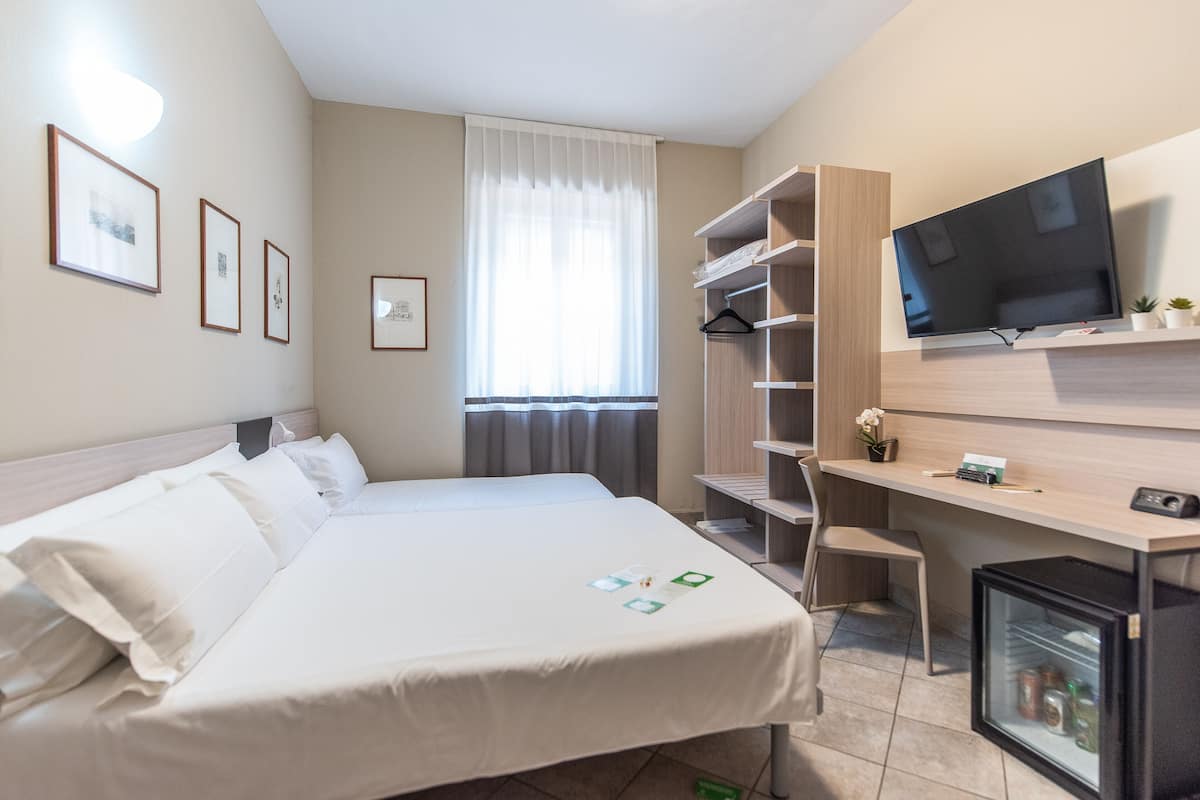 Driepersoonskamer | Donzen dekbedden, een minibar, een bureau, verduisterende gordijnen