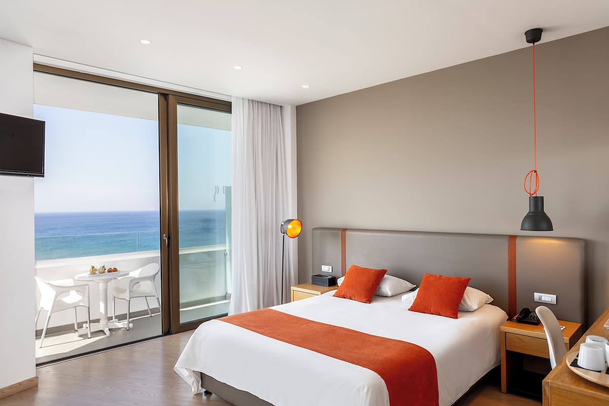 Superior kamer, uitzicht op zee | 1 slaapkamer, een minibar, een kluis op de kamer, een bureau