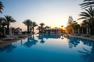 2 piscinas al aire libre, sombrillas, sillones reclinables de piscina