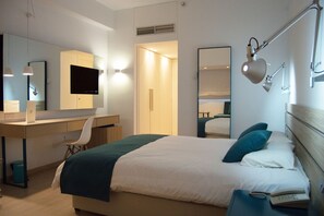 Minibar, caja de seguridad en la habitación y escritorio 
