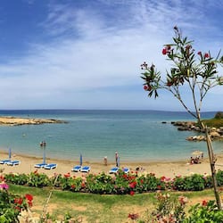 Sulla spiaggia, sabbia bianca, lettini da mare, ombrelloni