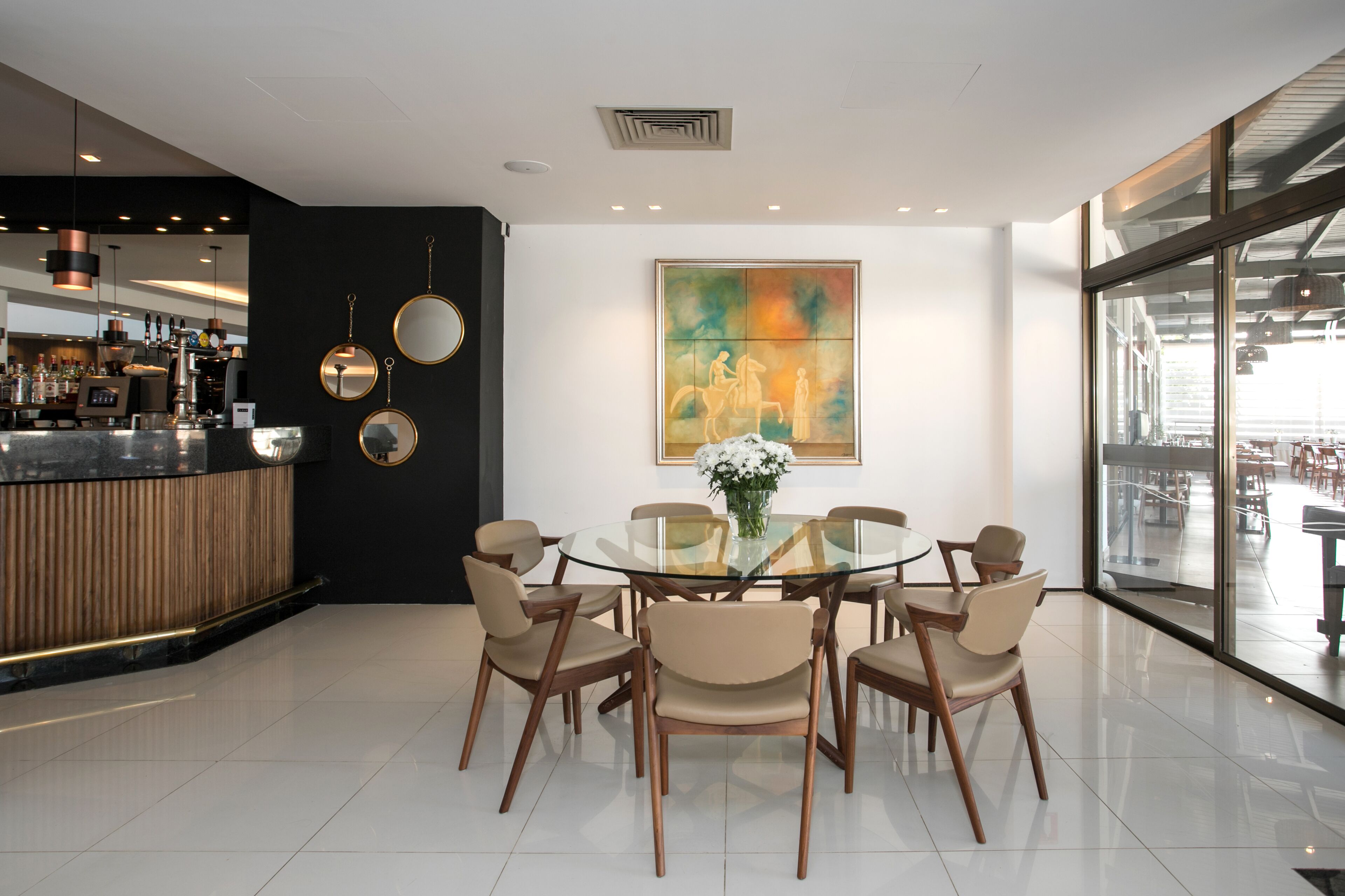 2 bars/lounges, lobby lounge