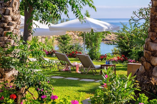 Crystal Springs Beach Hotel