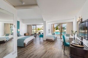 Minibar, coffres-forts dans les chambres, bureau, rideaux occultants