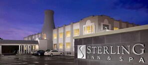 Front of property – evening/night - Sterling Inn & Spa - an Ontario's Finest Inn (Niagara Falls)