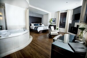 Habitación Deluxe, 1 cama de matrimonio grande, bañera de hidromasaje | Ropa de cama de alta calidad, caja fuerte, decoración individual