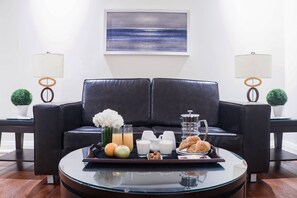 Premium bedding, in-room safe, individually decorated - Sterling Inn & Spa - an Ontario's Finest Inn (Niagara Falls)