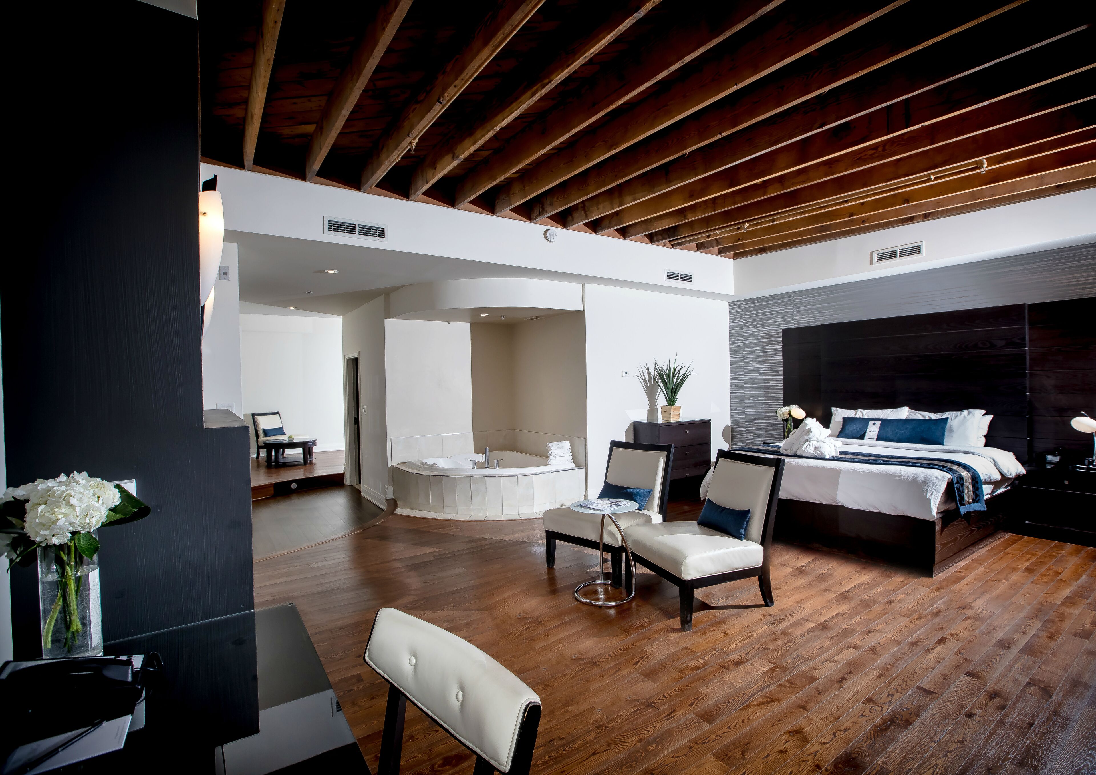 Deluxe Room, 1 King Bed, Jetted Tub | Premium bedding, in-room safe, individually decorated