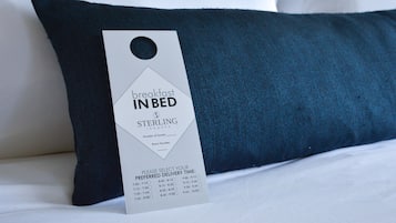 Almohada con etiqueta que indica "desayuno en la cama Sterling Inn & Spa" y enumera horarios de entrega preferidos.