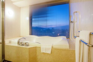 Kombinasi shower/bathtub dan perlengkapan mandi gratis