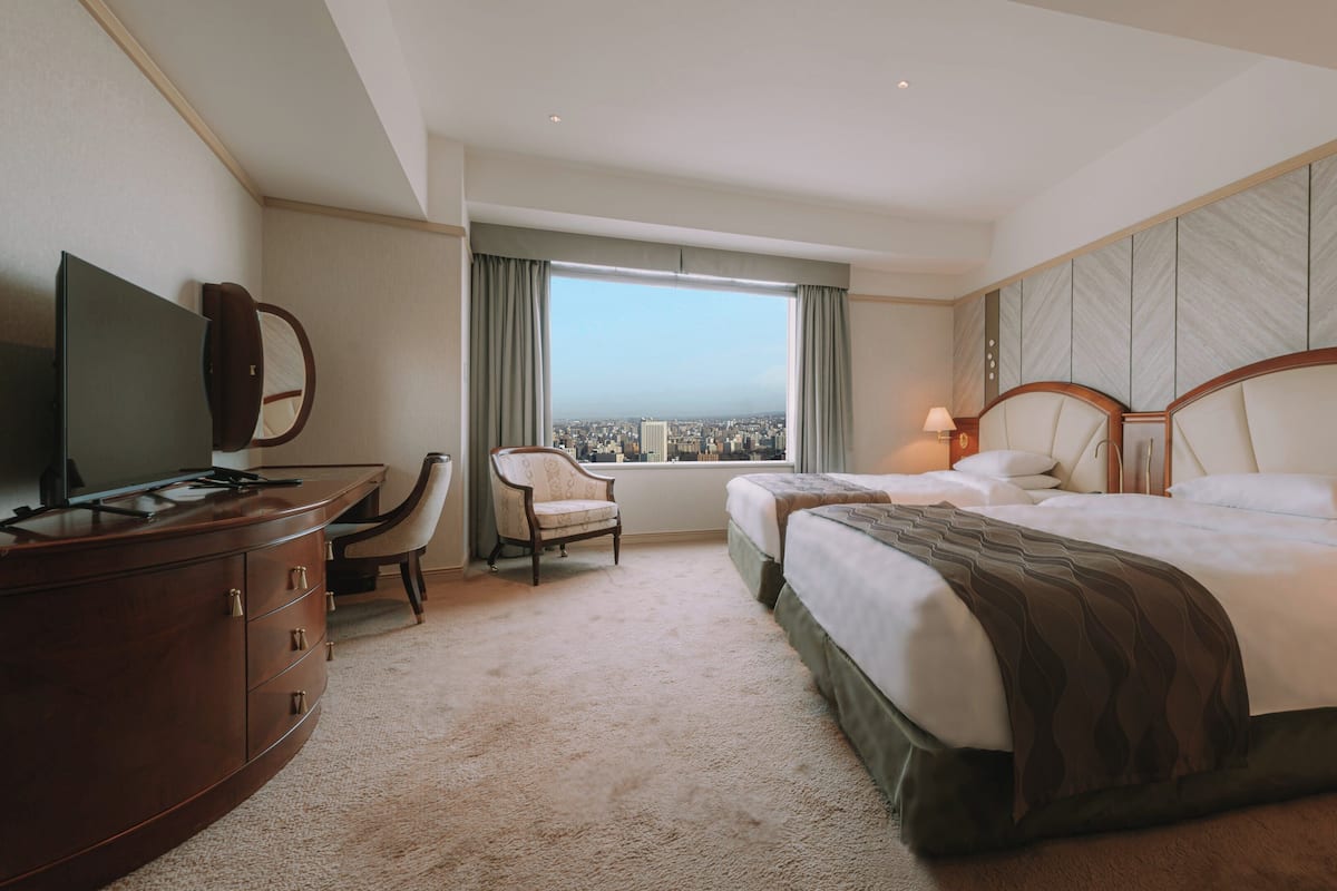 Caja de seguridad en la habitación, escritorio y cortinas blackout