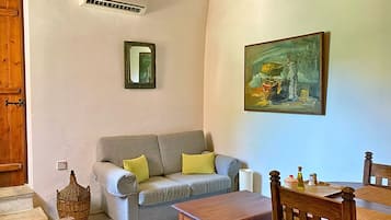 Appartement, 1 chambre | Aire de séjour | Foyer