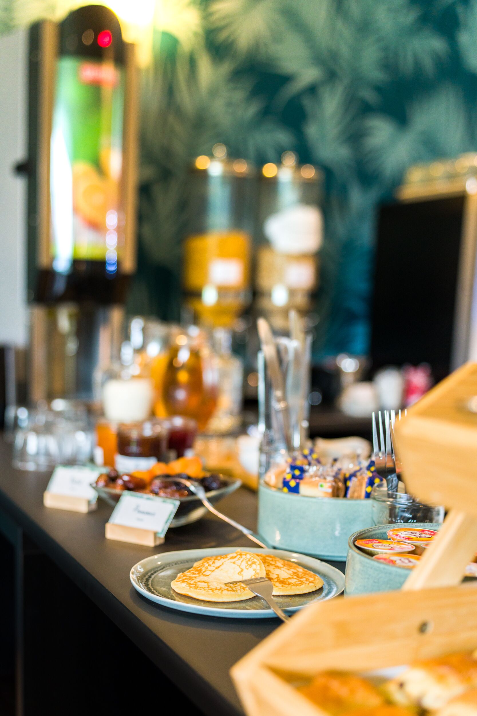 Un buffet proposant une variété de plats et une machine à café.