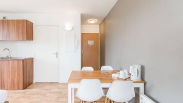 Suite junior | Escritorio, cortinas opacas, tabla de planchar con plancha y wifi gratis