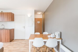 Desk, blackout curtains, iron/ironing board, free WiFi - Appart'Hotel Victoria Garden Pau (Pau)