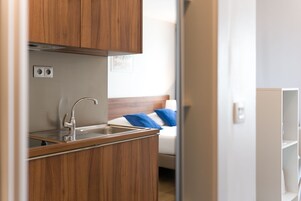 Escritorio, cortinas blackout y tabla de planchar con plancha 