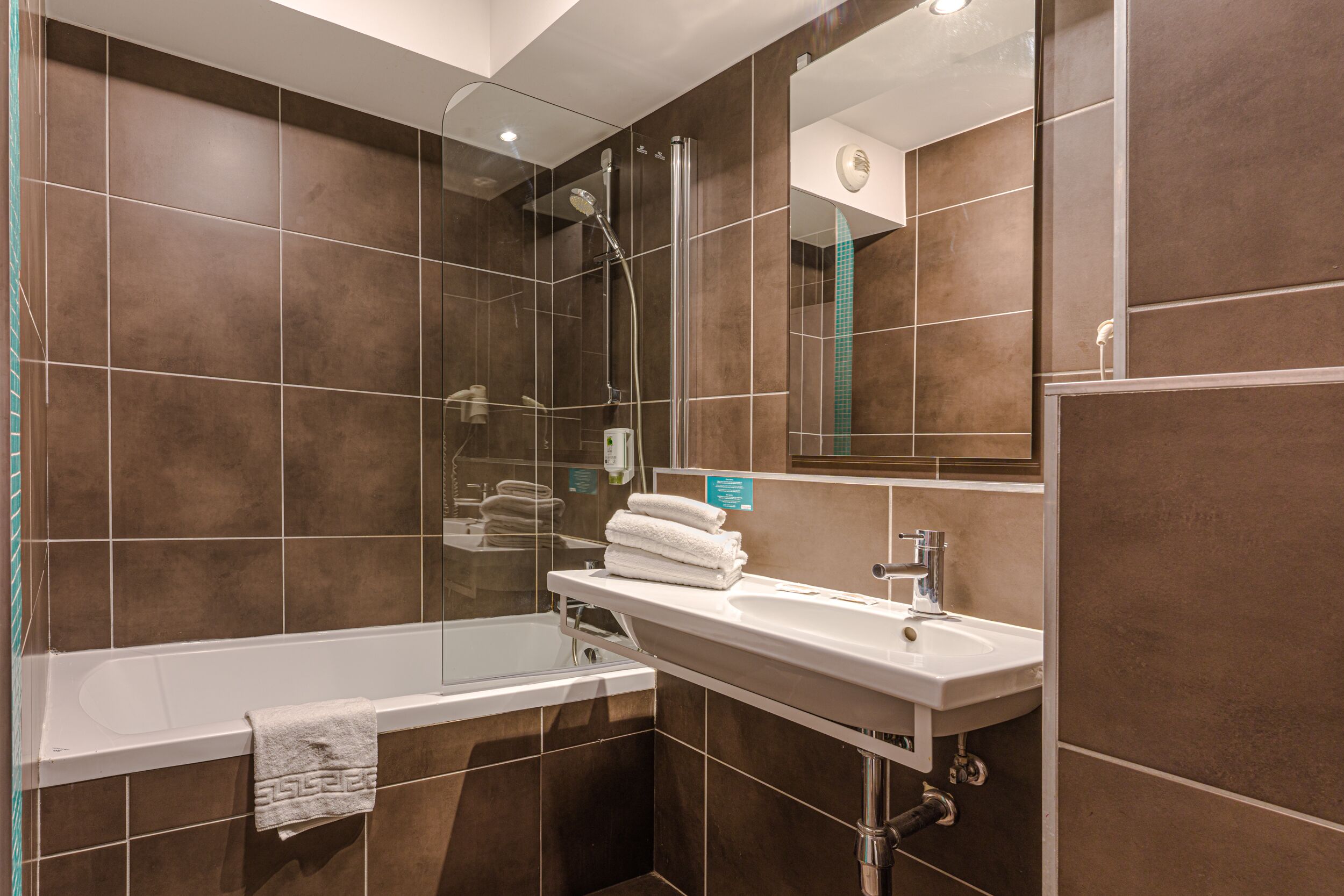 Estudio (Double ou Lits Jumeaux) | Baño | Bañera, artículos de higiene personal ecológicos y secador de pelo
