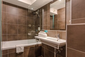 Bañera, artículos de tocador ecológicos, secador de pelo, toallas