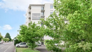 A modern building with a sign reading "Victoria Garden Apartment Hotel." - Appart'Hotel Victoria Garden Pau (Pau)