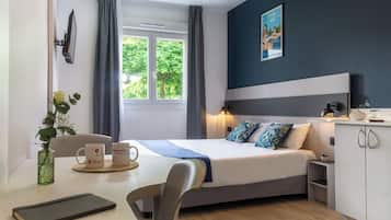 Estudio Premium, 1 cama matrimonial, cocineta | Escritorio, insonorización, tabla de planchar con plancha y wifi gratis