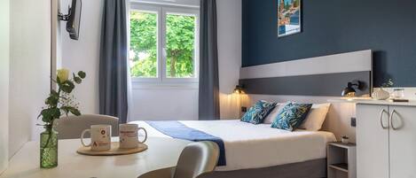 Escritorio, sistema de insonorización y tabla de planchar con plancha