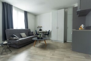 Junior suite, 1 tweepersoonsbed | Woonruimte | Flatscreentelevisie